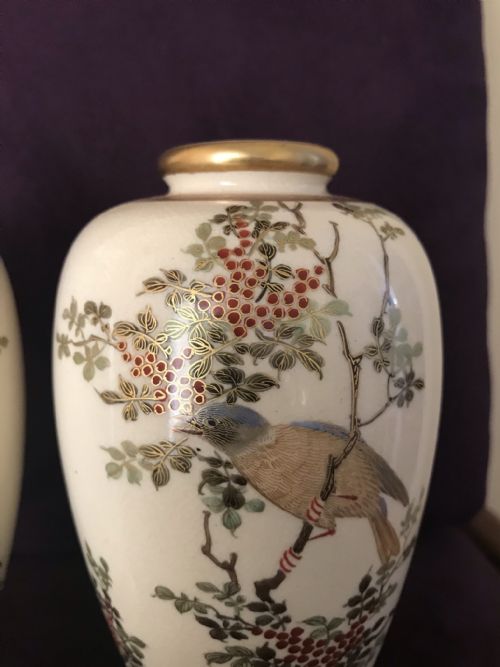 A PAIR OF JAPANESE SATSUMA VASES BY KIZAN - ADDITIONAL PHOTO 1