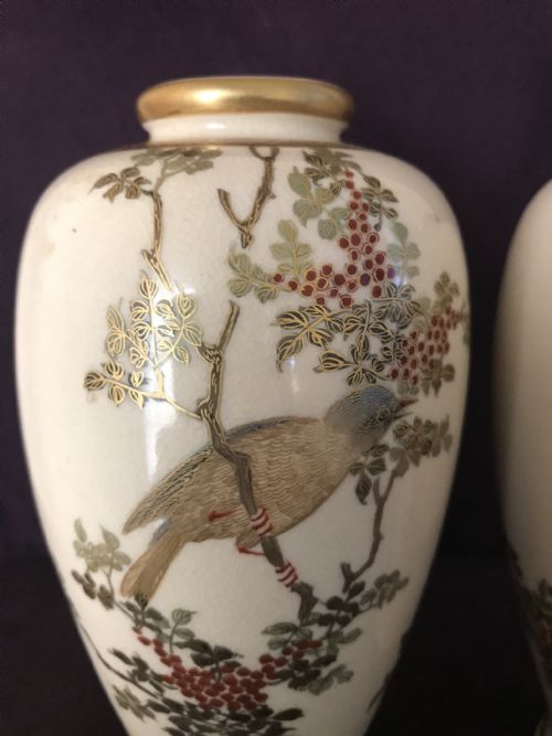 A PAIR OF JAPANESE SATSUMA VASES BY KIZAN - ADDITIONAL PHOTO 3