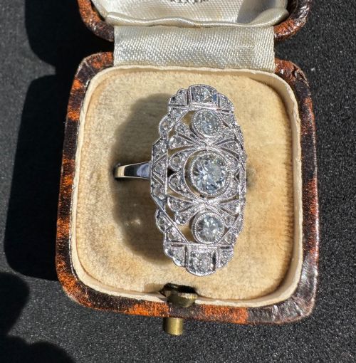 ANTIQUE ART DECO PANEL RING WITH NATURAL DIAMONDS IN PLATINUM