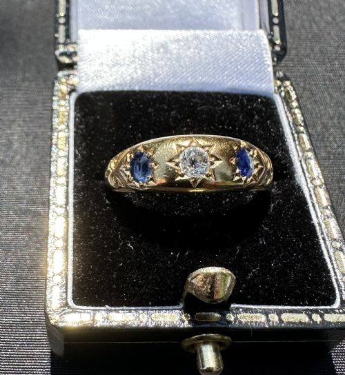 ANTIQUE SAPPHIRE AND DIAMOND GIPSY RING IN 18CT GOLD