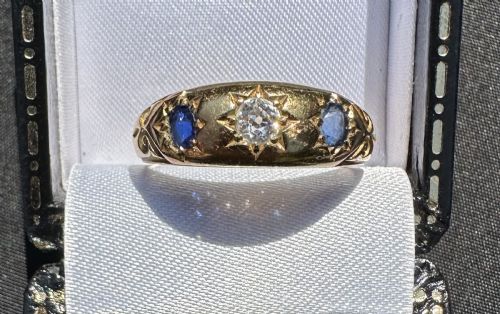 ANTIQUE SAPPHIRE AND DIAMOND GIPSY RING IN 18CT GOLD - ADDITIONAL PHOTO 1