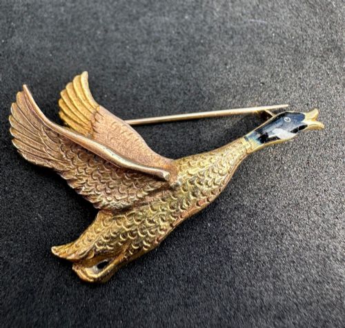 FLYING DUCK BROOCH IN 9CT GOLD DATING FROM 1912