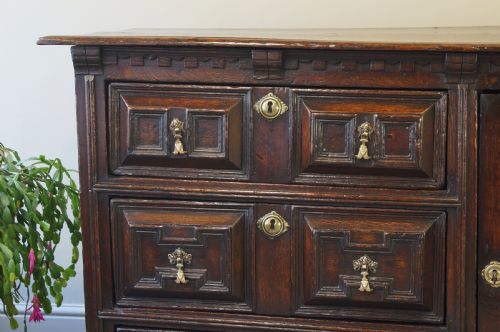 17TH CENTURY OAK CUSHION MOULDED DRESSER BASE - ADDITIONAL PHOTO 4
