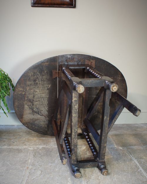SMALL 17TH CENTURY OAK GATELEG TABLE - ADDITIONAL PHOTO 3