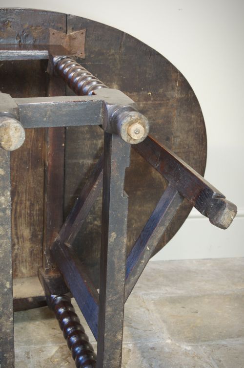 SMALL 17TH CENTURY OAK GATELEG TABLE - ADDITIONAL PHOTO 13