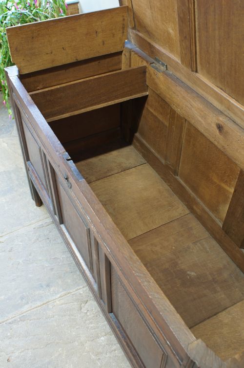 17TH CENTURY OAK COFFER - ADDITIONAL PHOTO 5