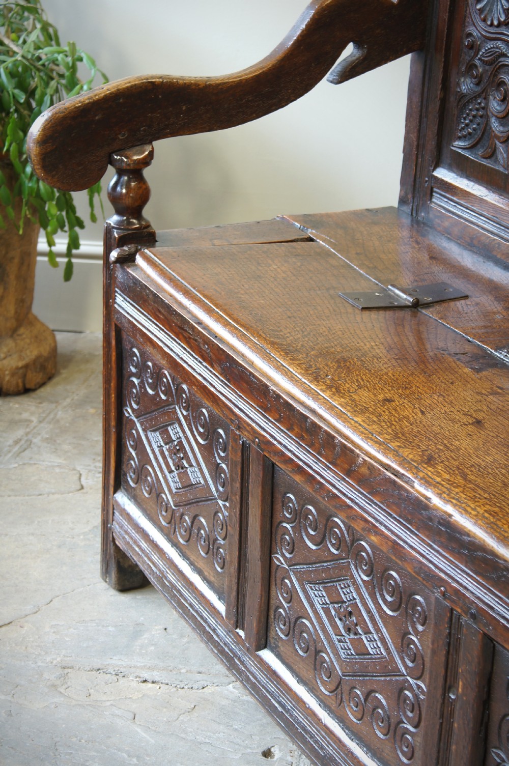 An Exceptional 17th Century Oak  Box Settle. View VII