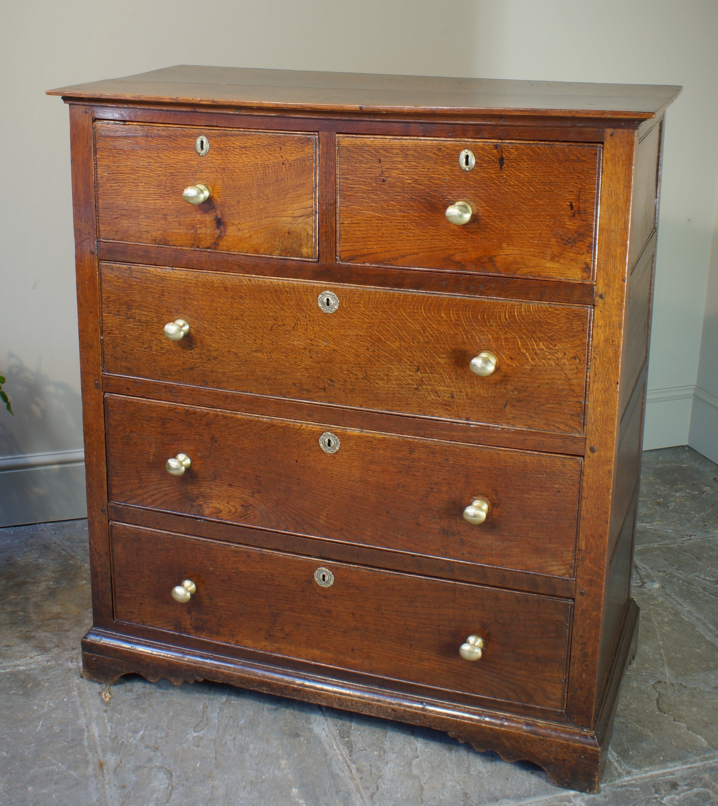 Georgian Oak Chest of Drawers.