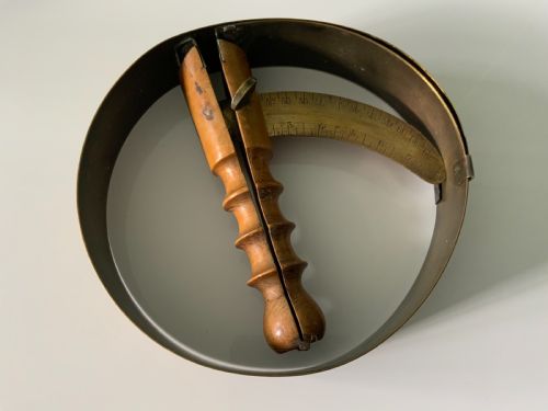 Hat Measure Stretcher - French