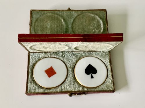 19TH CENTURY PORCELAIN WHIST COUNTERS IN ORIGINAL LEATHER BOX - ADDITIONAL PHOTO 5
