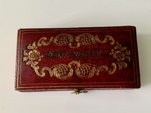 19TH CENTURY PORCELAIN WHIST COUNTERS IN ORIGINAL LEATHER BOX - ADDITIONAL PHOTO 6
