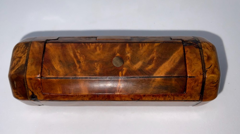Burr walnut octagonal snuff box