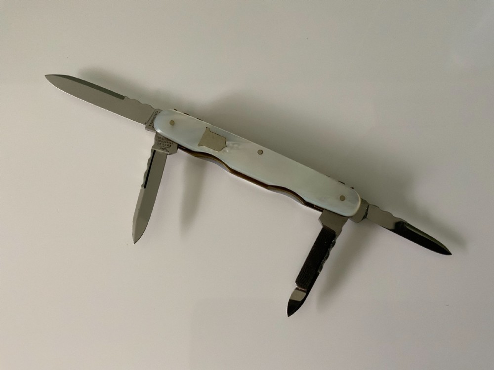 A pristine Edwardian folding mother of pearl pocket knife original case