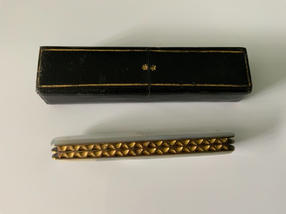A pristine Edwardian folding mother of pearl pocket knife original case View V