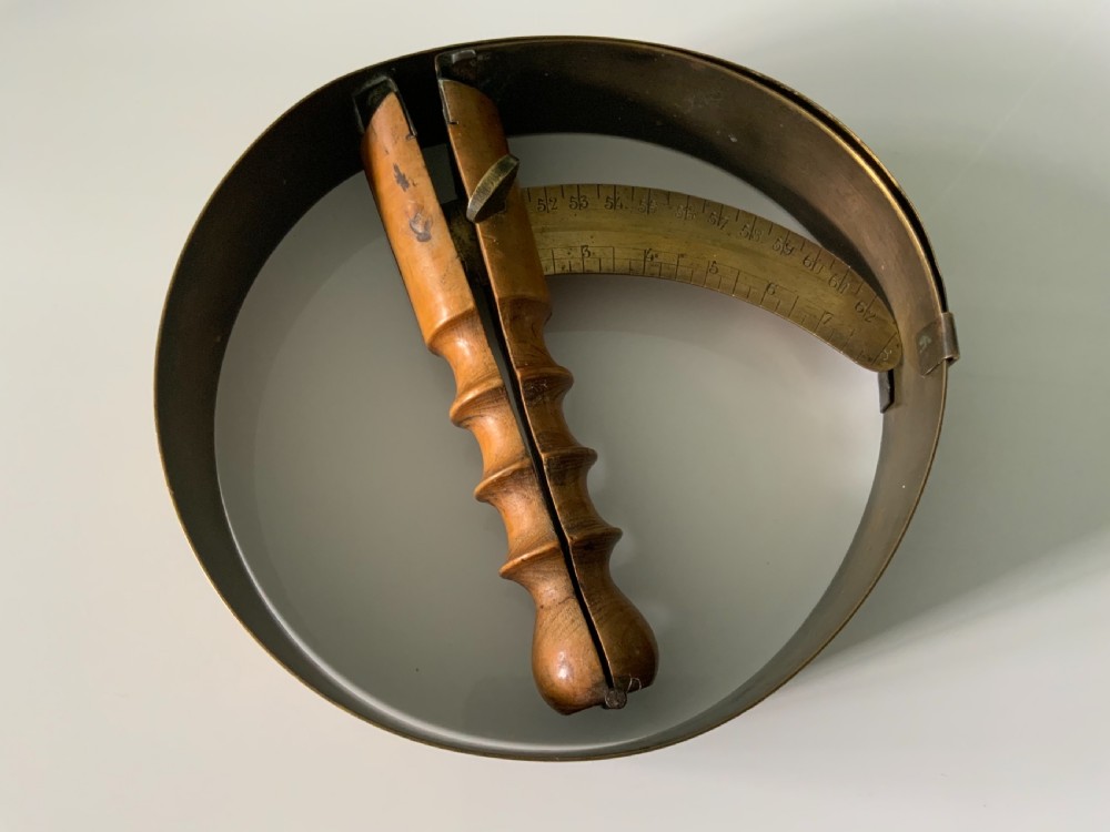Hat measure stretcher - French