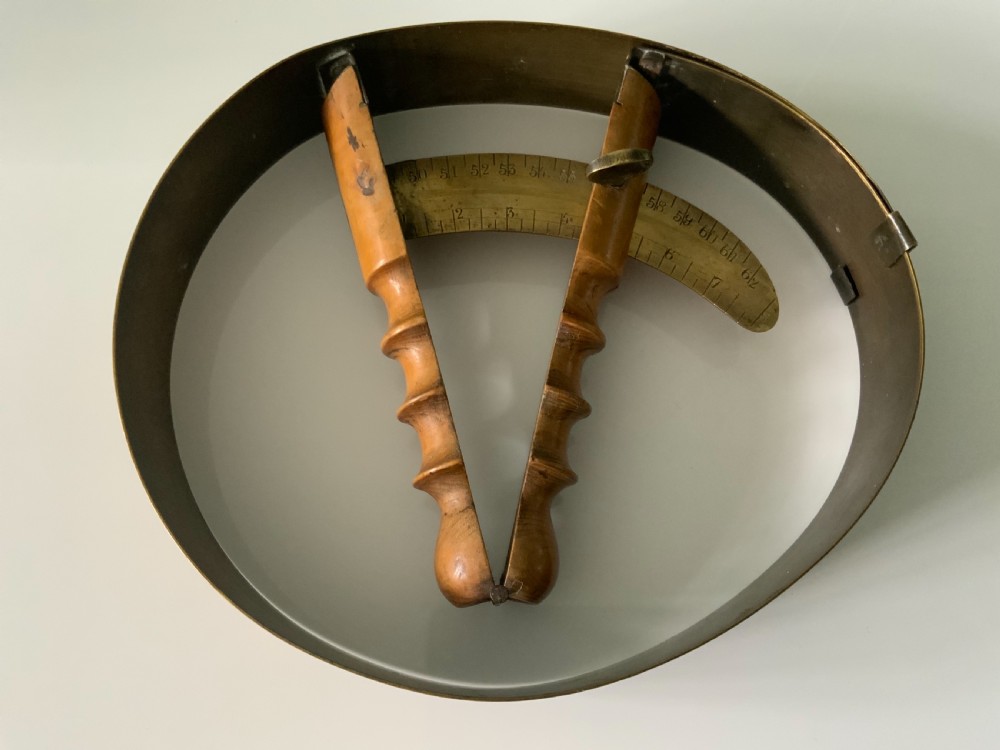 Hat measure stretcher - French View IV
