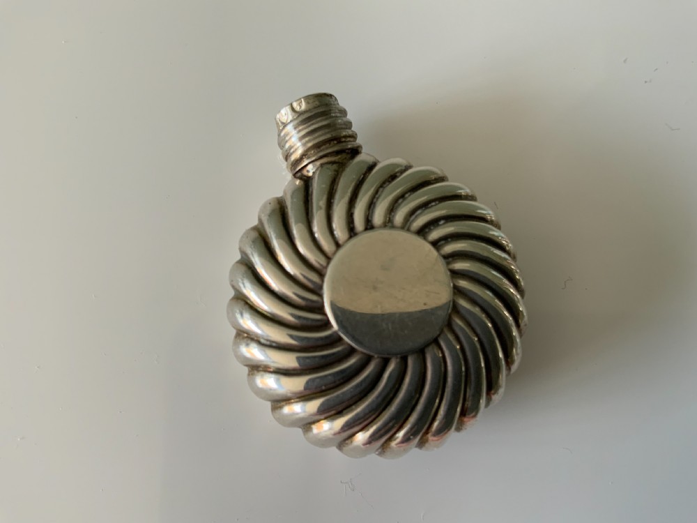 Sampson Mordan silver scent bottle View III