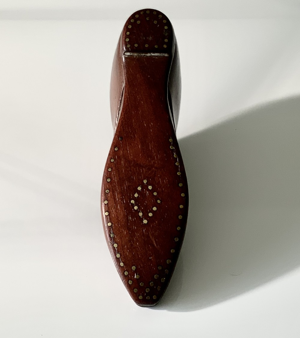 Mahogany snuff shoe View V