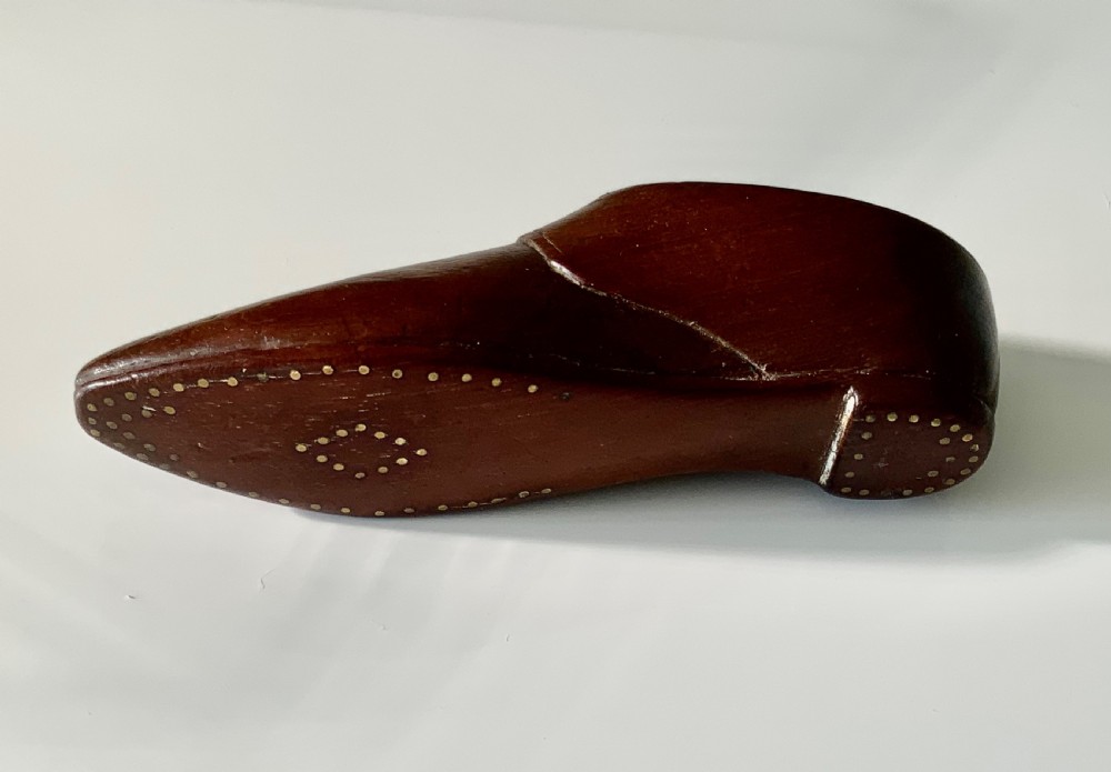 Mahogany snuff shoe View VI