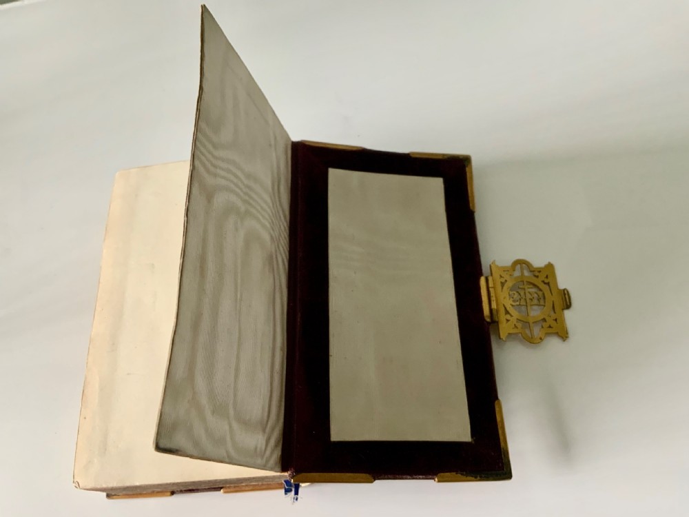 Victorian velvet covered common prayer book View XIII