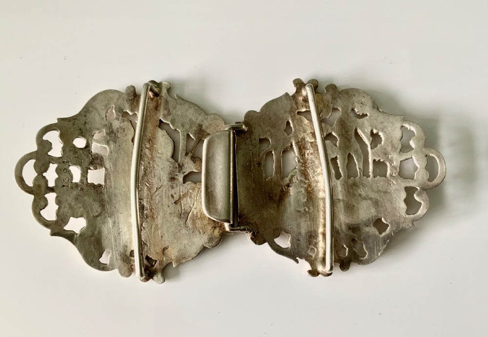 Silver buckle - golfing interest View V