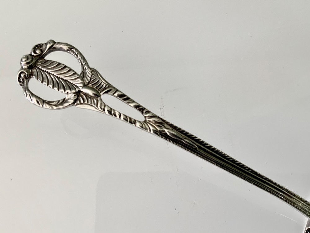 Silver fish slice or serving slice View V
