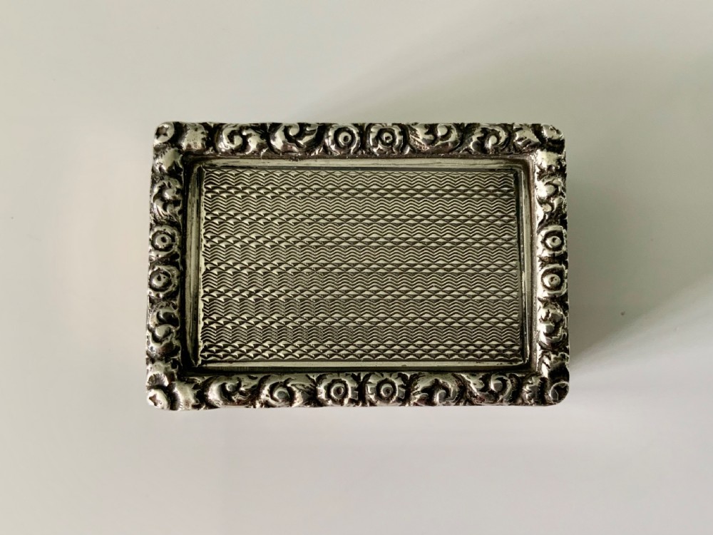 Top quality silver box in the Georgian style - 2 small glass dishes View II