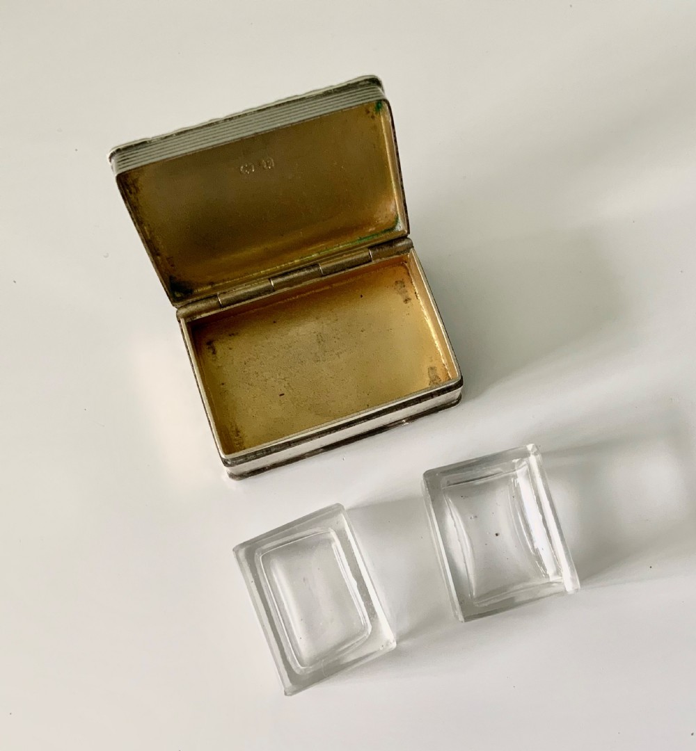 Top quality silver box in the Georgian style - 2 small glass dishes View III