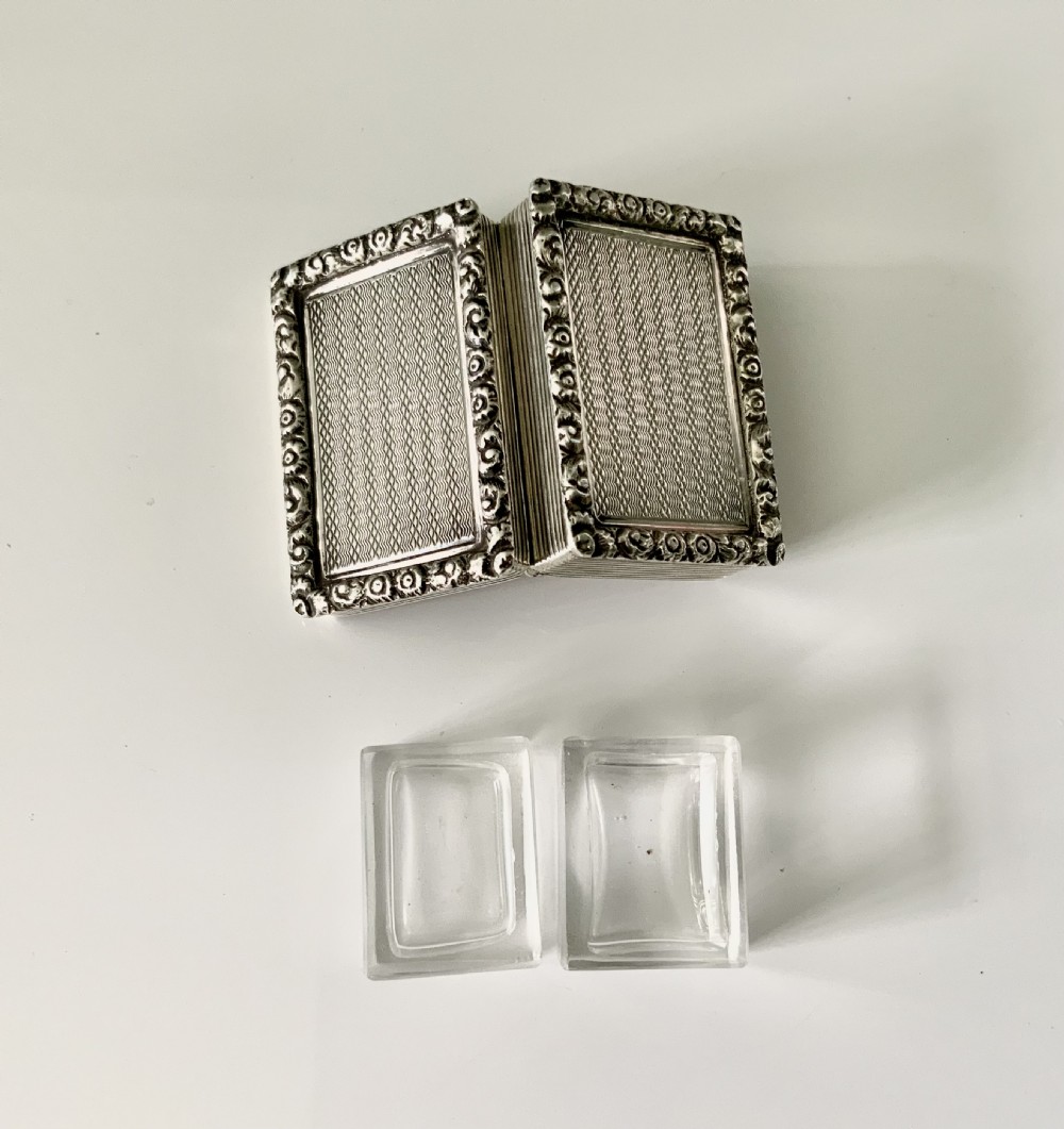 Top quality silver box in the Georgian style - 2 small glass dishes View IV