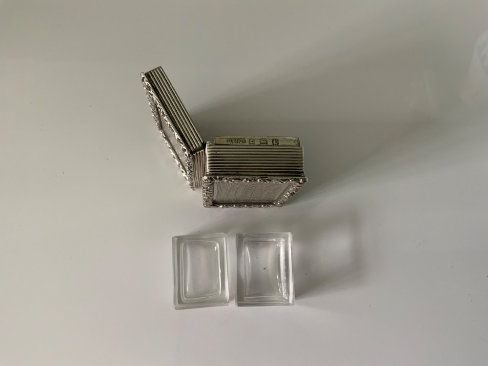 Top quality silver box in the Georgian style - 2 small glass dishes View V