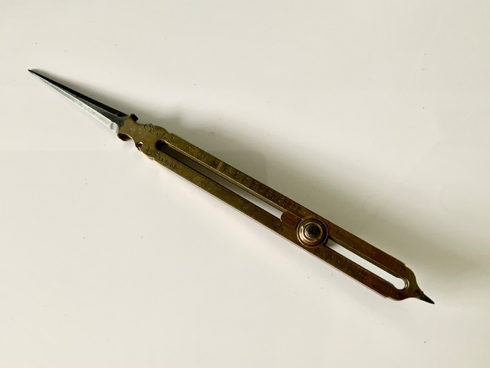 Late 18th century boxed proportional brass compass View III