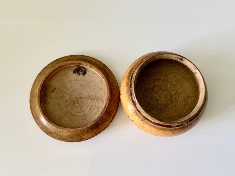 A circular 19th-century turned wooden box featuring a lid with a topographical print of the Brighton Chain Pier framed by a sawtooth border. View IV
