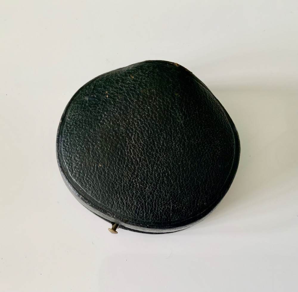 A 19th-century French silver gilt shell-shaped coin purse resting inside its open original fitted presentation box lined with cream silk. View VI