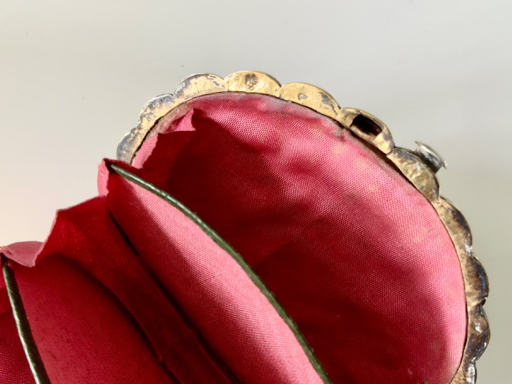 A 19th-century French silver gilt shell-shaped coin purse resting inside its open original fitted presentation box lined with cream silk. View VII