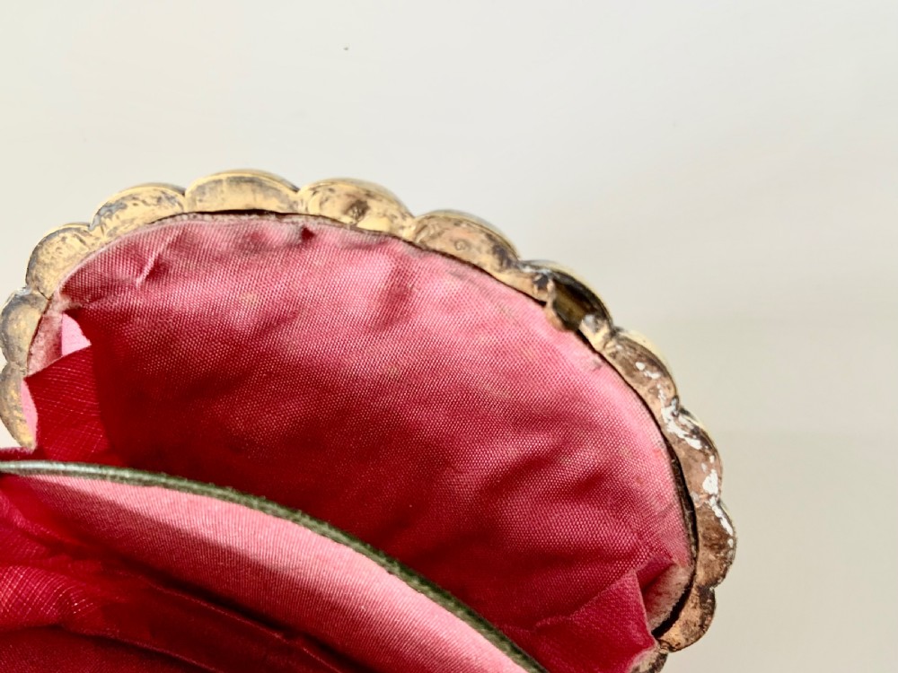 A 19th-century French silver gilt shell-shaped coin purse resting inside its open original fitted presentation box lined with cream silk. View VIII
