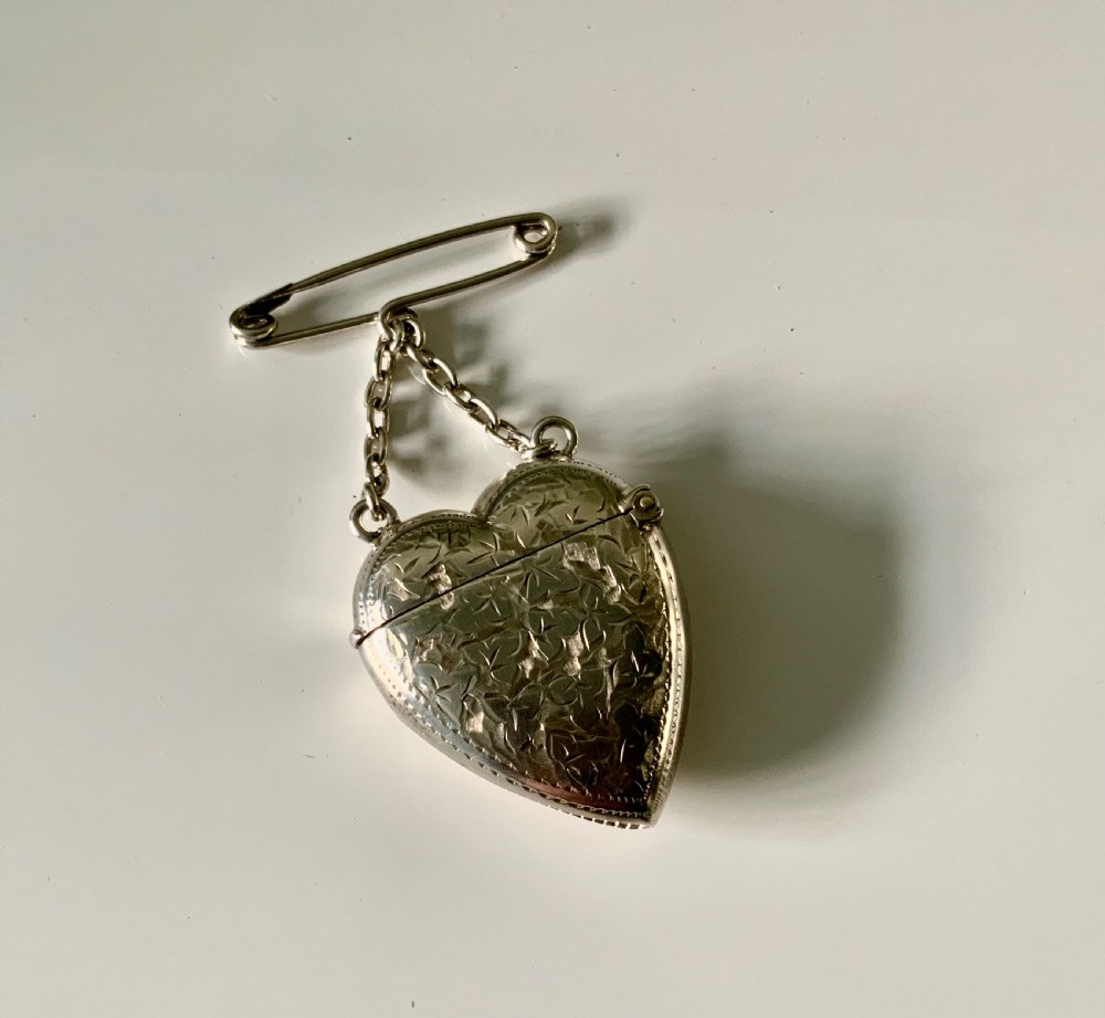 Victorian heart shaped silver vesta View II