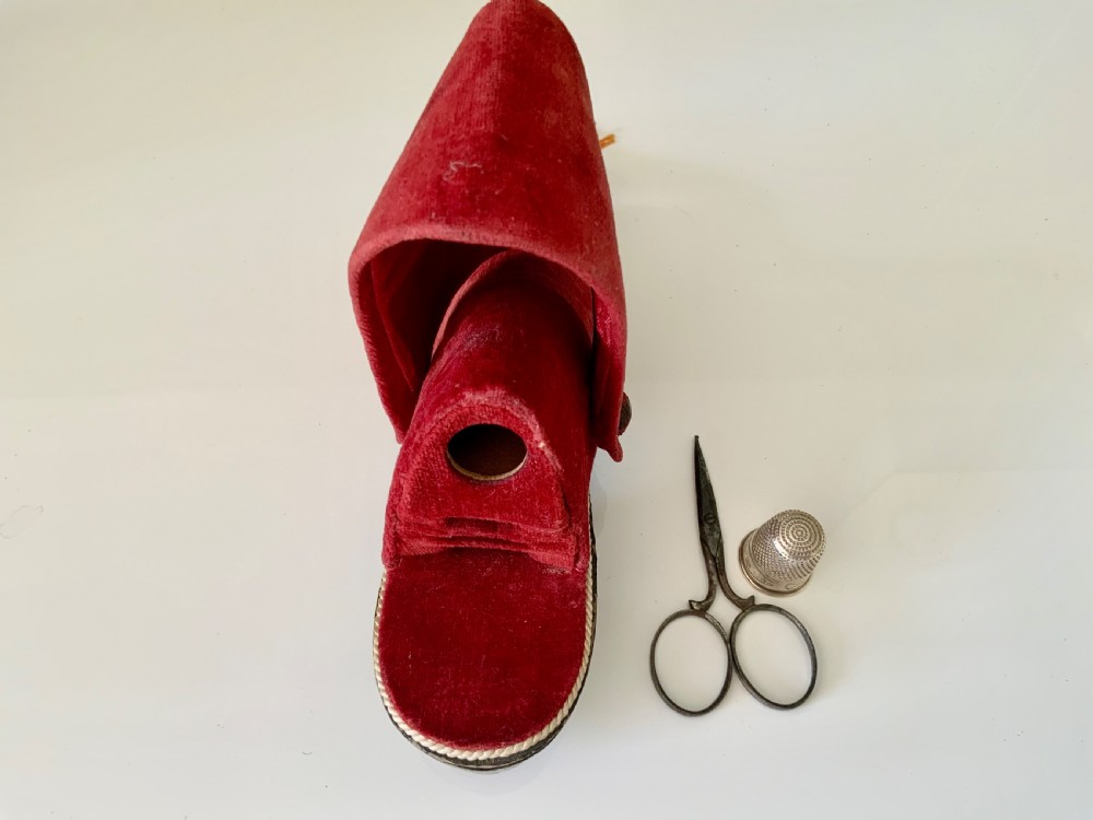 Velvet shoe sewing compendium/pincushion View VI