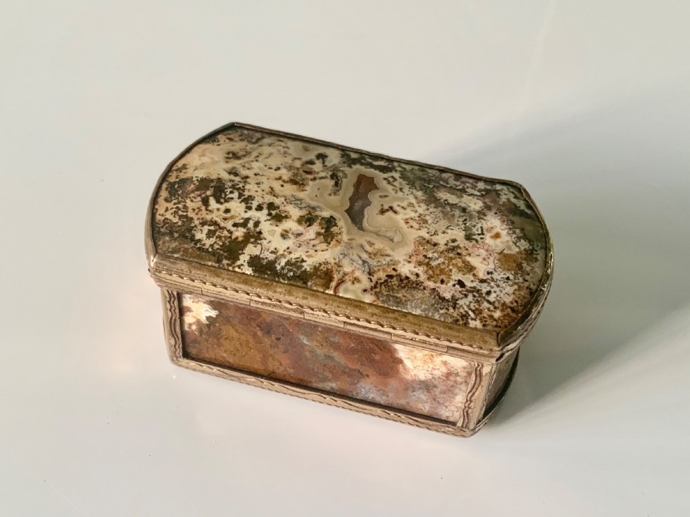 19th century French gilded metal agate snuff box View III