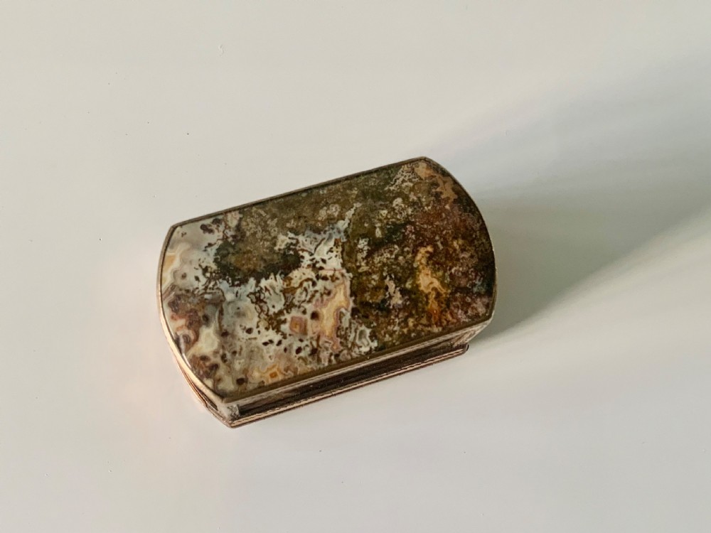 19th century French gilded metal agate snuff box View V