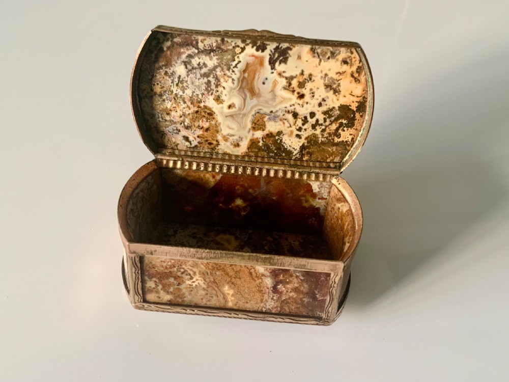 19th century French gilded metal agate snuff box View VI