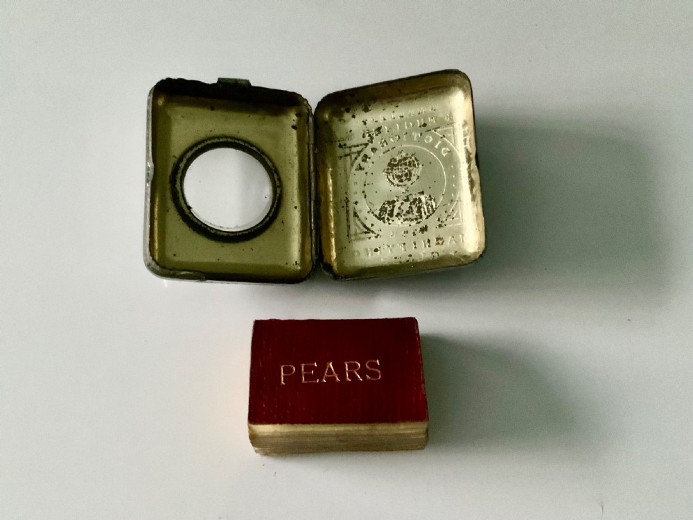 Bryces smallest English Dictionary with magnifyer View III