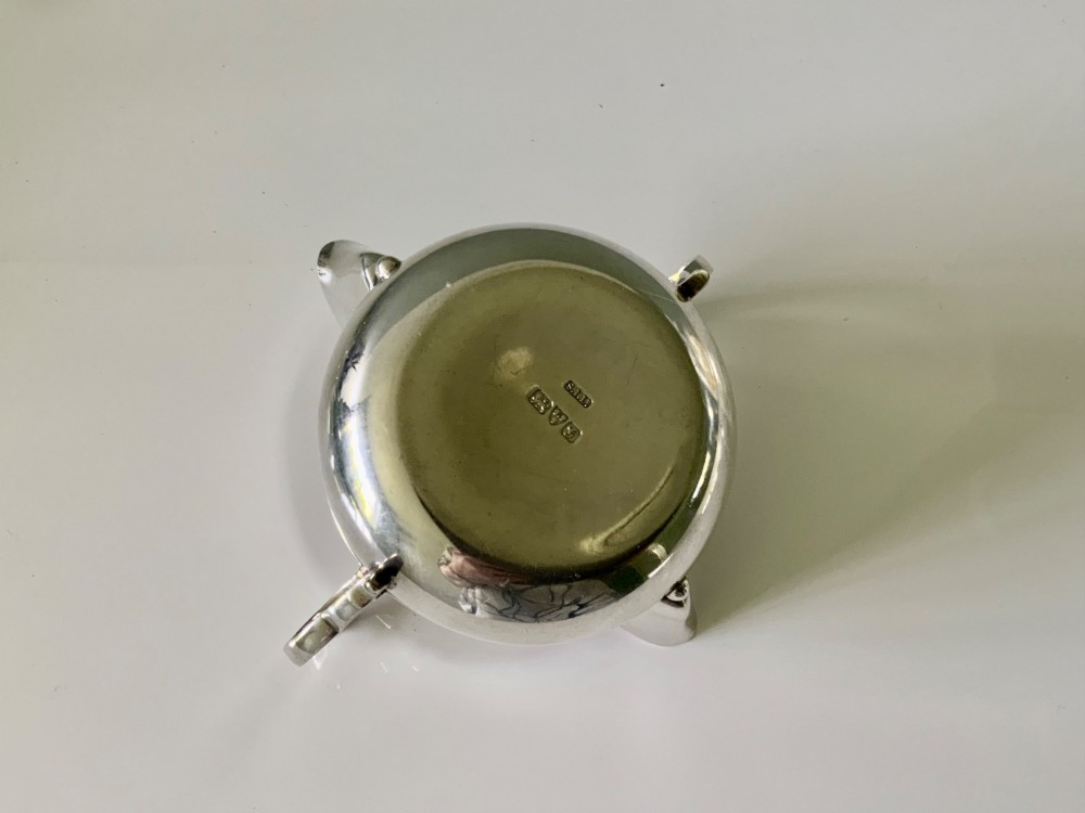 Chester silver cream pourer View IV