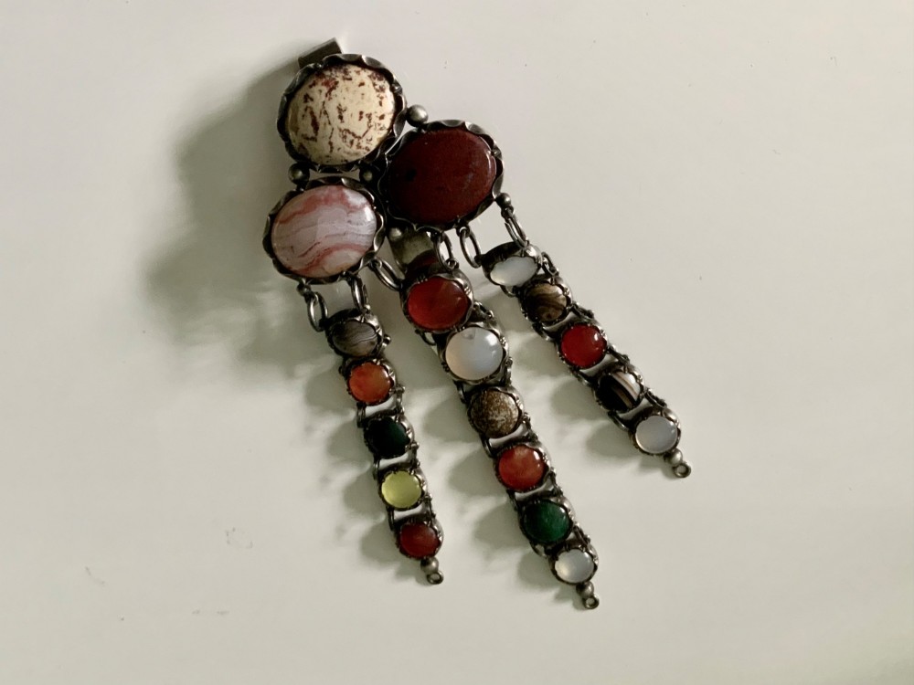 A Victorian silver chatelaine clip set with polished oval and circular multicolour agates and jaspers arranged in three articulated drops. View III