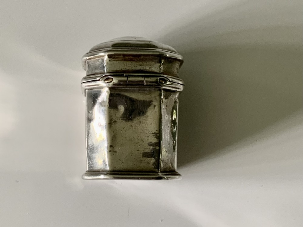 Late 17th early 18th century octagonal silver box View III
