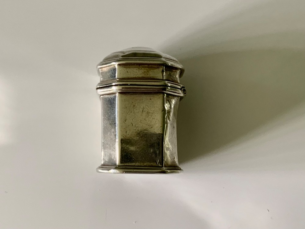 Late 17th early 18th century octagonal silver box View IV