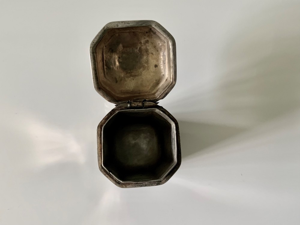Late 17th early 18th century octagonal silver box View VIII