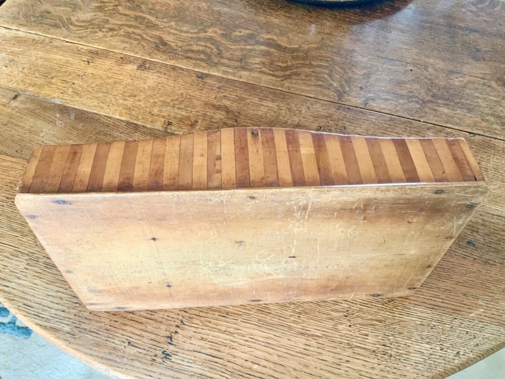 A nineteenth-century Scottish wooden cutlery tray with divided internal compartments, a turned cylindrical handle, and striped timber inlay along the exterior. View III