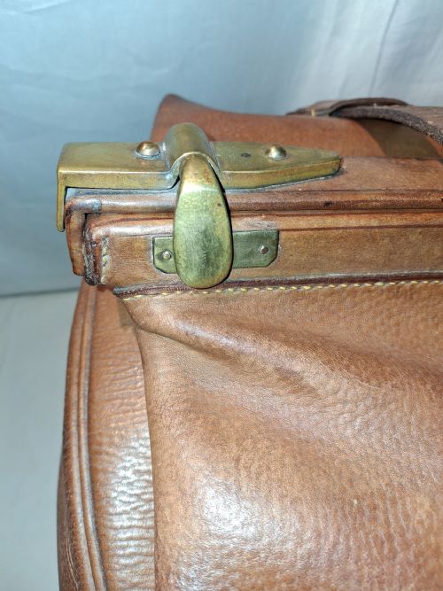 BRASS MOUNTED LEATHER GLADSTONE DOCTORS BAG - ADDITIONAL PHOTO 6