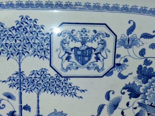 HUGE MINTON BLUE AND WHITE MEAT PLATTER AND DRAINER LONDON GOLDSMITHS COAT OF ARMS C 1820 - ADDITIONAL PHOTO 2