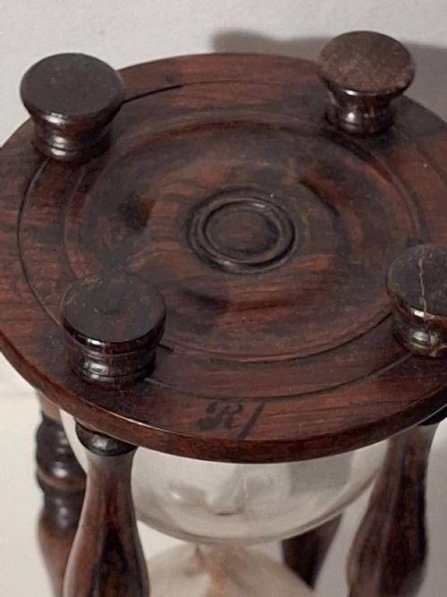 MEDIUM SIZED ANTIQUE SANDTIMER HOURGLASS IN MAHOGONY CIRCA 1800 - ADDITIONAL PHOTO 3